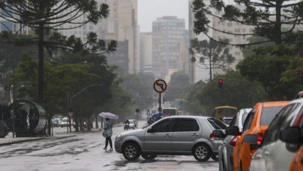 Temperatura aumenta e pancadas de chuvas atingem o Paraná