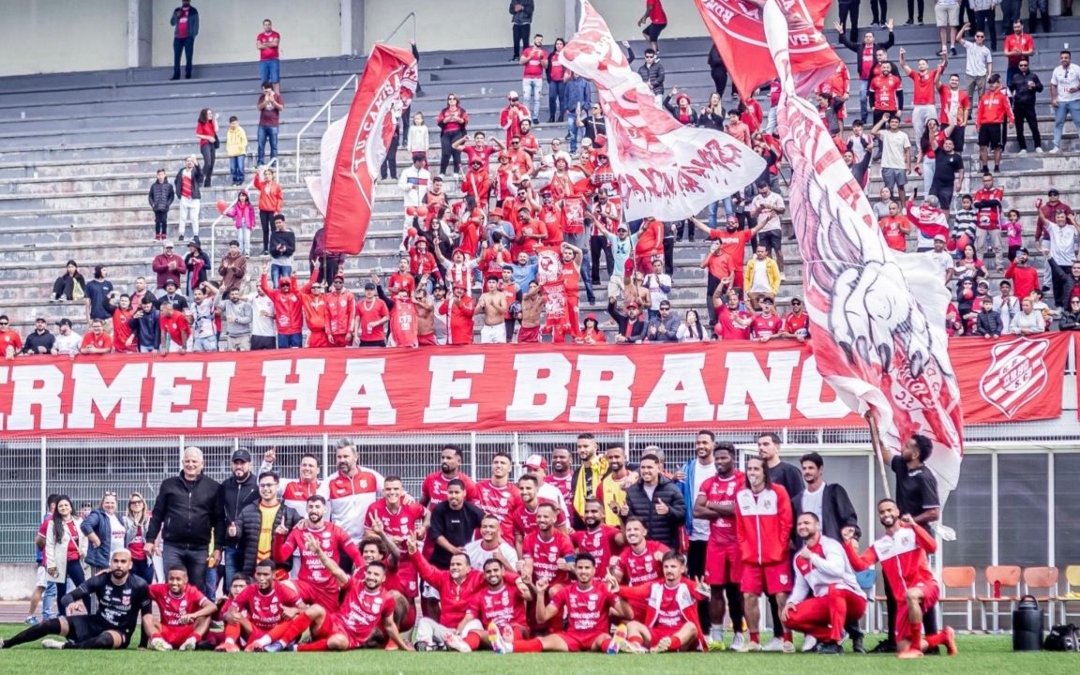 Torcida e elenco do Rio Branco.