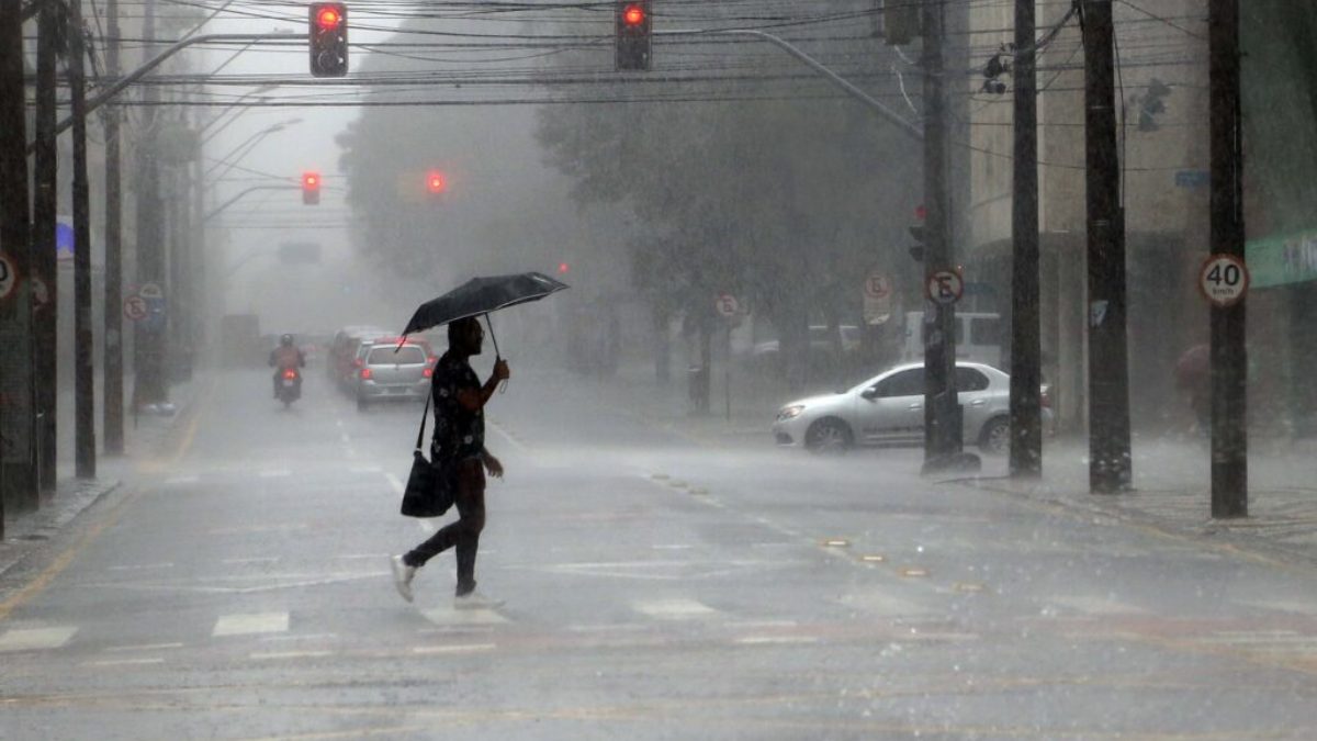 Temporal com chuva forte e rajadas de vento de 60 km/h atingem o Paraná