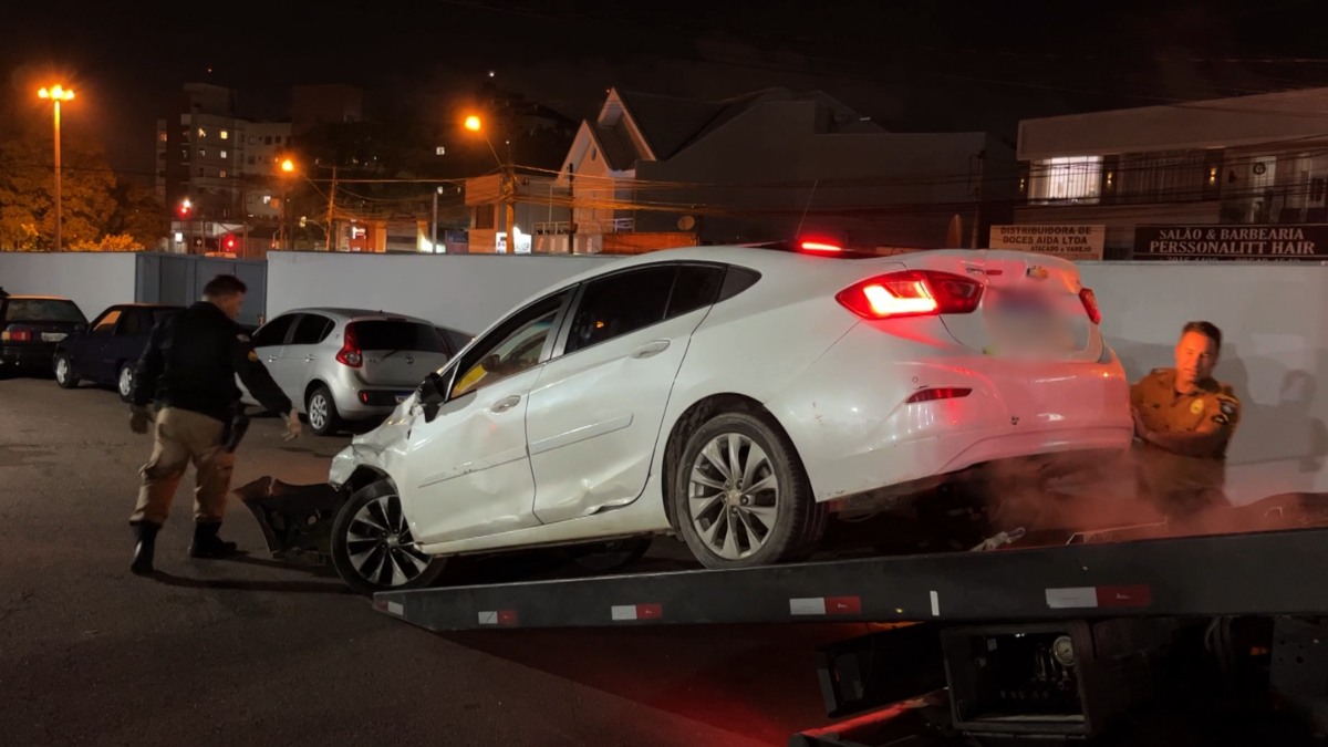 Carro de mulher casada ficou destruído após ela perder o controle devido à uma suposta traição, no bairro Boqueirão