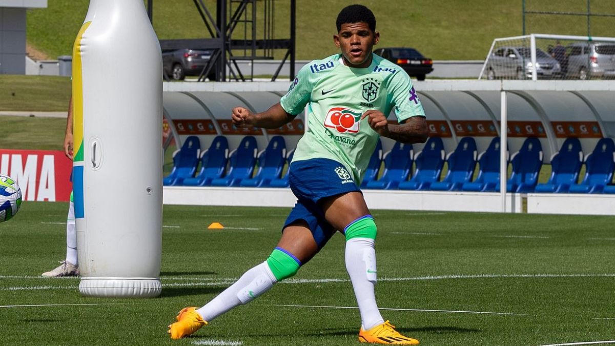 Whalacy, do Coritiba, com a Seleção Brasileira sub-17