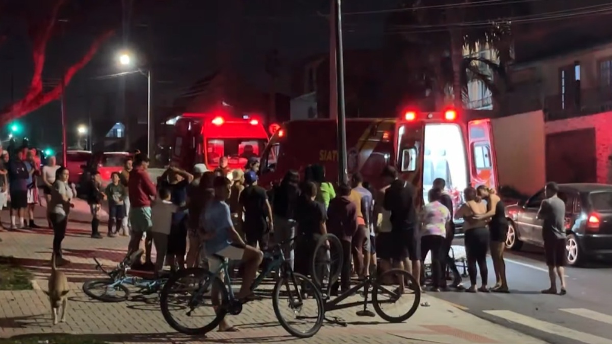 Amigos sofrem acidente de bicicleta na Rua Professora Olga Balster, no bairro Cajuru