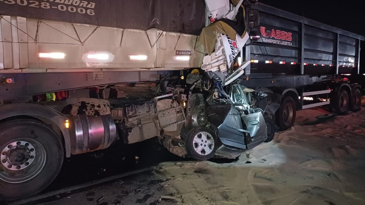 Carro ficou prensado entre duas carretas na BR-116 