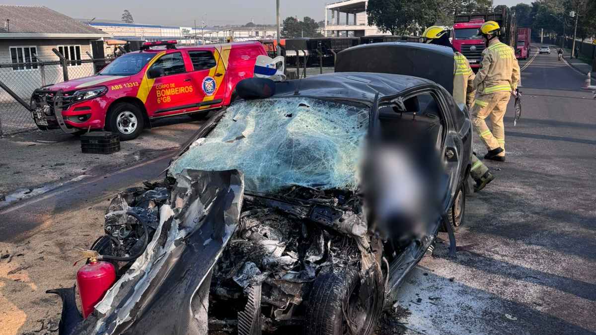 Acidente entre carro e caminhão deixa 3 mortos em Curitiba