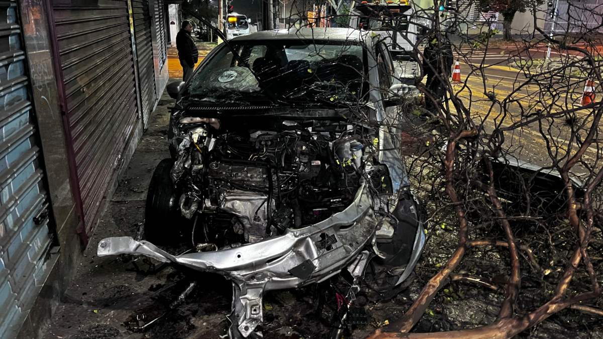 Acidente aconteceu durante a madrugada desta sexta (30), no bairro São Francisco, em Curitiba