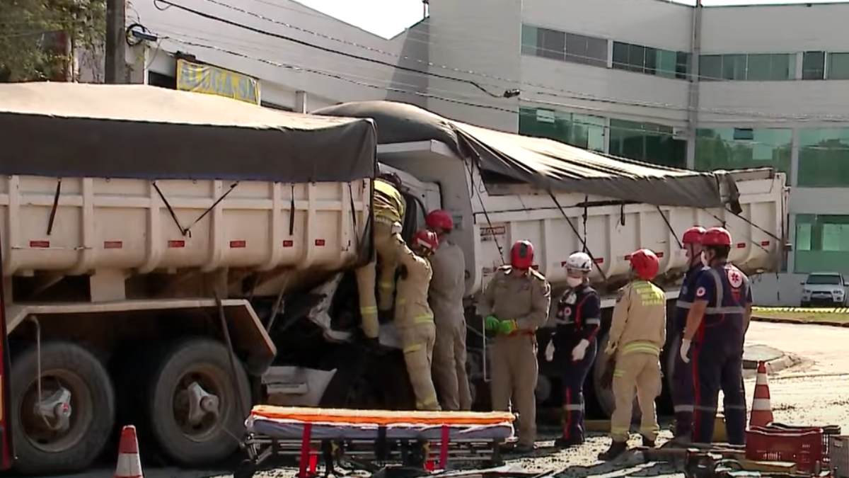 Acidente entre dois caminhões deixa motorista em estado grave no Paraná