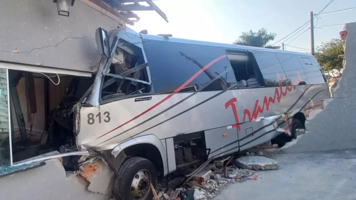 "Me dava forças" diz pai sobre a filha que morreu após micro-ônibus invadir casa