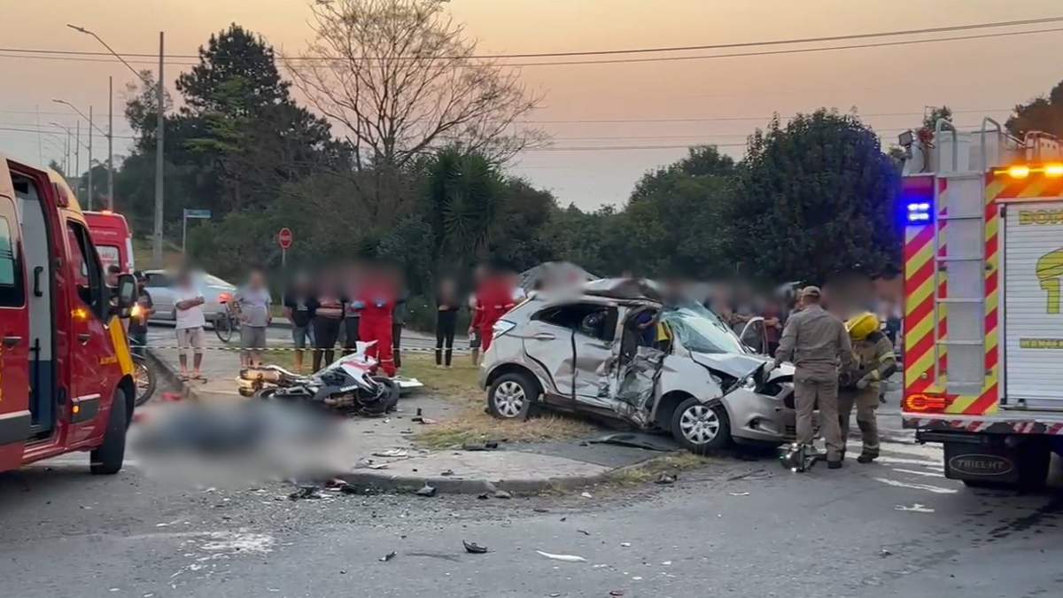 Casal morre após acidente entre carro e moto na Grande Curitiba; veja o vídeo