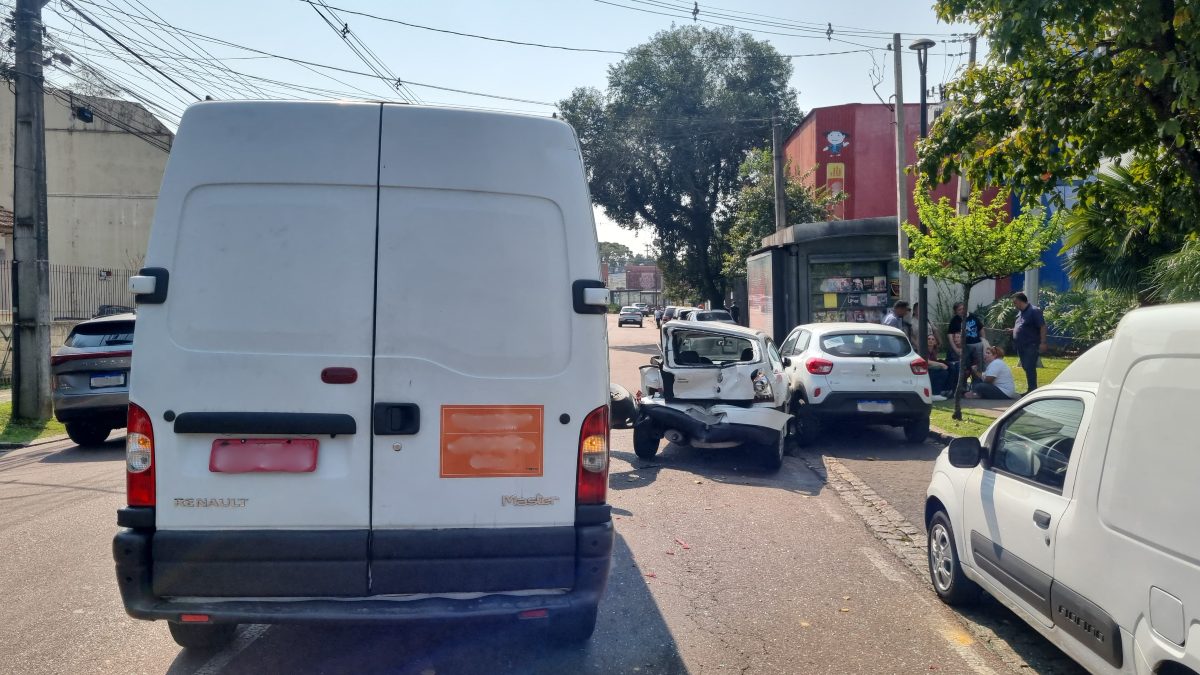 Um acidente entre uma van e um carro deixa o trânsito bastante complicado na rua Mateus Leme, no Centro Cívico, no início da tarde desta sexta-feira (16). De acordo com testemunhas, uma van que trafegava pela via não conseguiu parar após se deparar com um congestionamento, logo após uma curva, e atingiu a traseira do carro. Apesar da violência do impacto, ninguém se feriu no acidente.