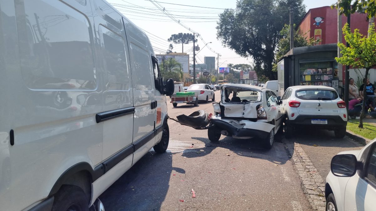 Um acidente entre uma van e um carro deixa o trânsito bastante complicado na rua Mateus Leme, no Centro Cívico, no início da tarde desta sexta-feira (16). De acordo com testemunhas, uma van que trafegava pela via não conseguiu parar após se deparar com um congestionamento, logo após uma curva, e atingiu a traseira do carro. Apesar da violência do impacto, ninguém se feriu no acidente.