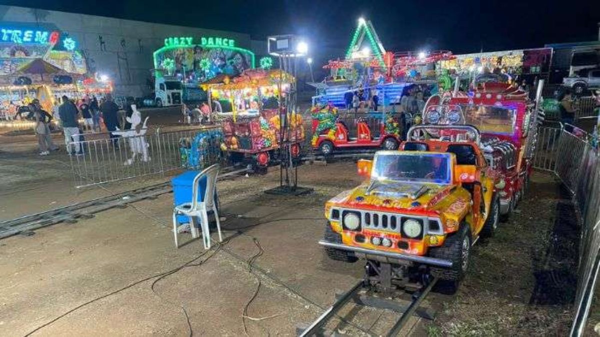 Um acidente em um parque de diversões feriu três crianças em Maringá, no norte do Paraná, no domingo (18) à noite. Elas estavam em um brinquedo que descarrilou e tombou parcialmente. De acordo com o Corpo de Bombeiros, as três crianças tiveram apenas ferimentos leves e foram atendidas no próprio local.