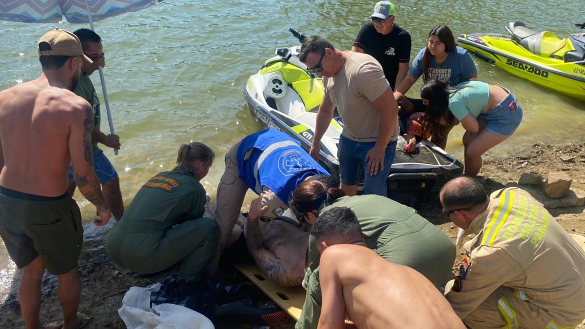 Uma colisão de um jet ski feriu gravemente dois jovens, na Represa do Capivari, em Campina Grande do Sul, Região Metropolitana de Curitiba, no início da tarde deste domingo. Conforme as informações do Corpo de Bombeiros, as vítimas, de 19 e 23 anos sofreram fraturas expostas nas pernas. Devido à gravidade da situação, um helicóptero foi mobilizado para fazer o atendimento aos feridos.