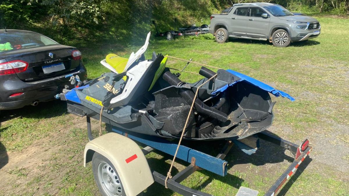 Uma colisão de um jet ski feriu gravemente dois jovens, na Represa do Capivari, em Campina Grande do Sul, Região Metropolitana de Curitiba, no início da tarde deste domingo. Conforme as informações do Corpo de Bombeiros, as vítimas, de 19 e 23 anos sofreram fraturas expostas nas pernas. Devido à gravidade da situação, um helicóptero foi mobilizado para fazer o atendimento aos feridos.