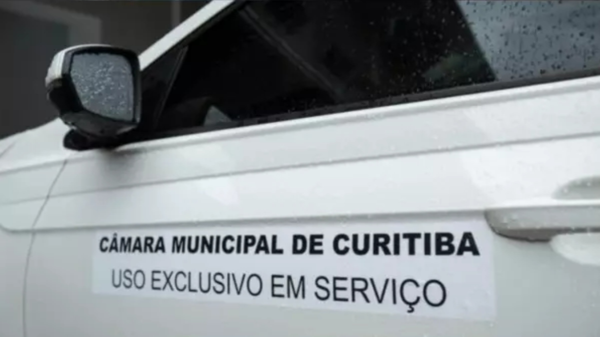 Carros da Câmara Municipal de Curitiba são adesivados para combater abusos