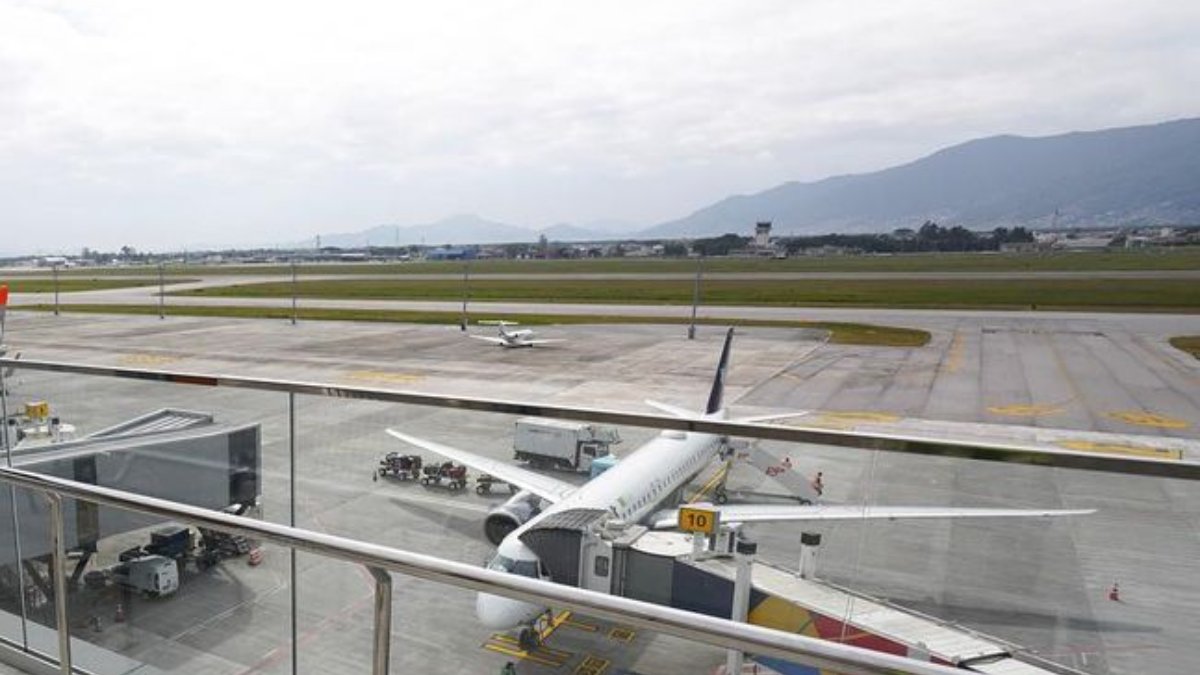 Avião sofre danos durante pouso e aeroporto de Florianópolis é fechado