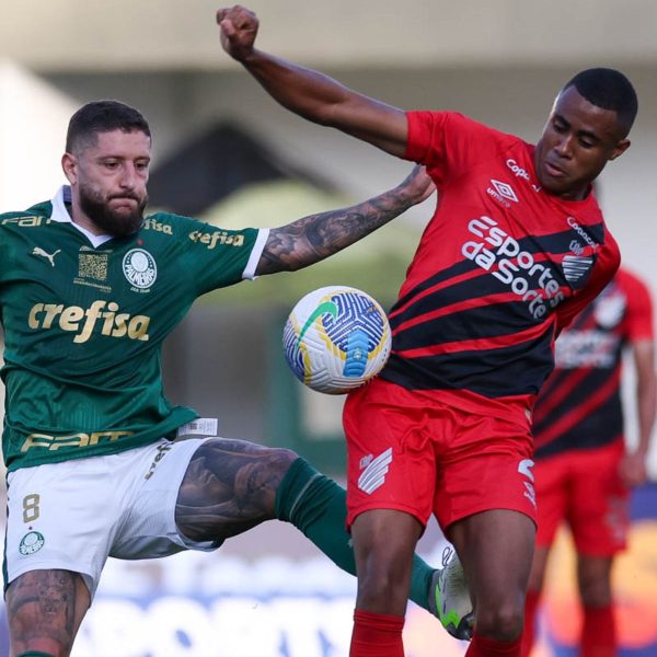 Arrascaeta comemora gol do Flamengo contra o Athletico