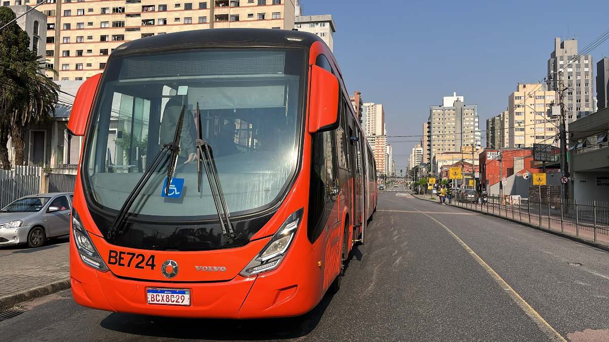 Ciclista se distrai com fone de ouvido e é atropelado por ônibus biarticulado