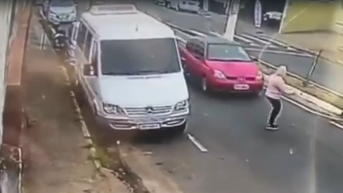 Mulher sofre atropelamento ‘dramático’ ao atravessar avenida e viraliza; vídeo