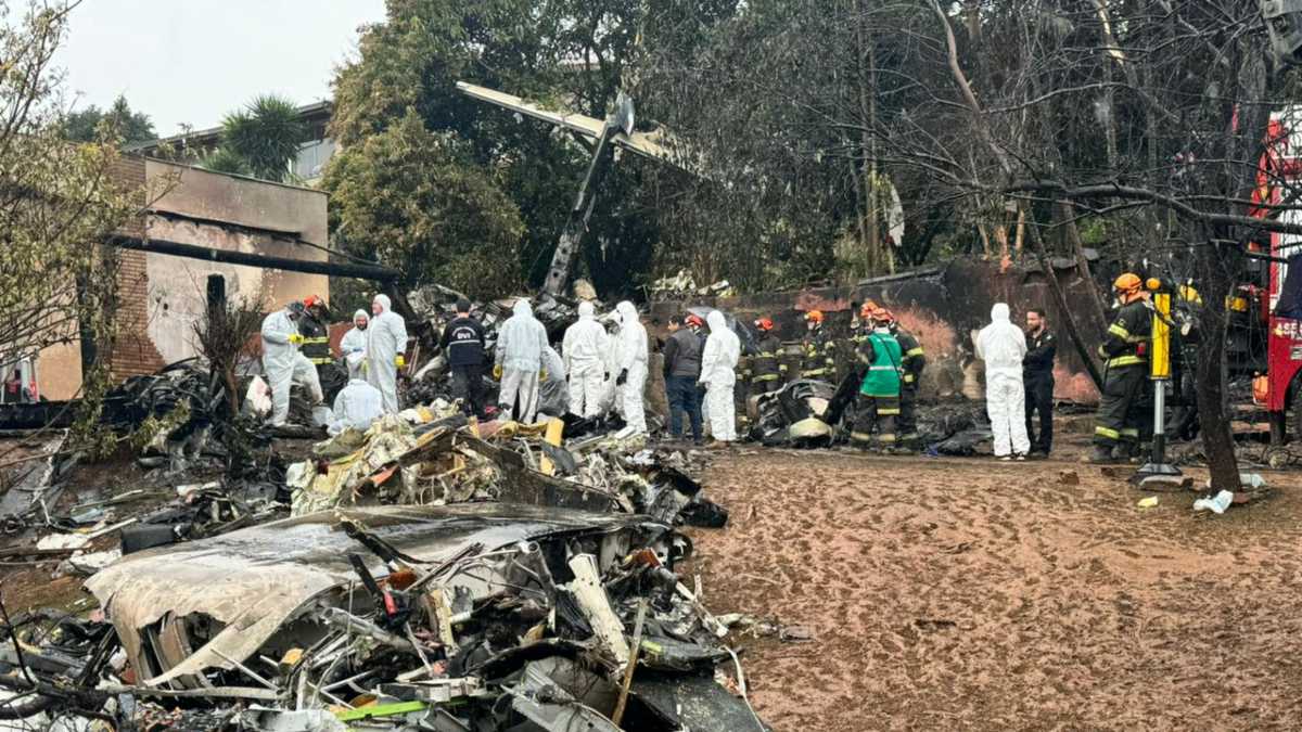 Avião cai em Vinhedo: veja imagens da retirada de corpos do local do acidente