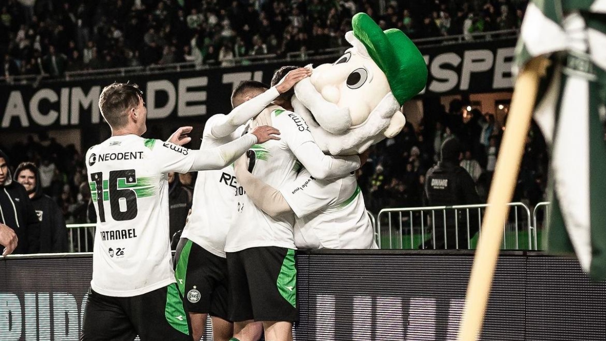 Atletas e mascote do Coritiba