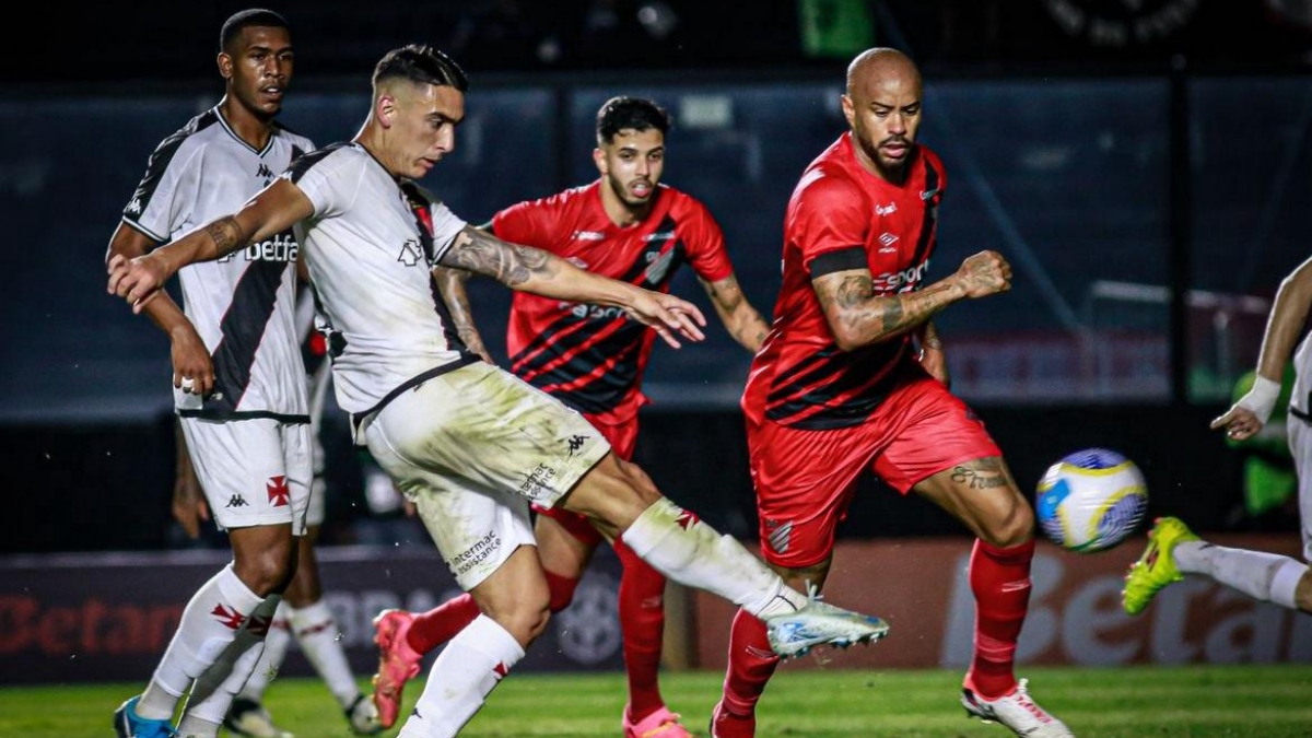 Vasco e Athletico em campo