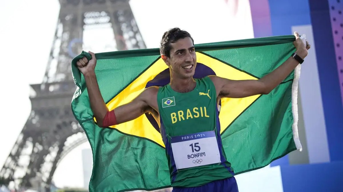 Caio Bonfim fatura prata inédita para o Brasil na marcha atlética em Paris