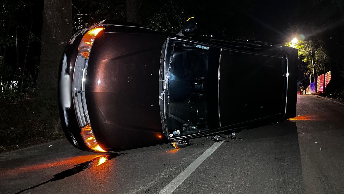 Motorista capota caminhonete no bairro Santa Quitéria 