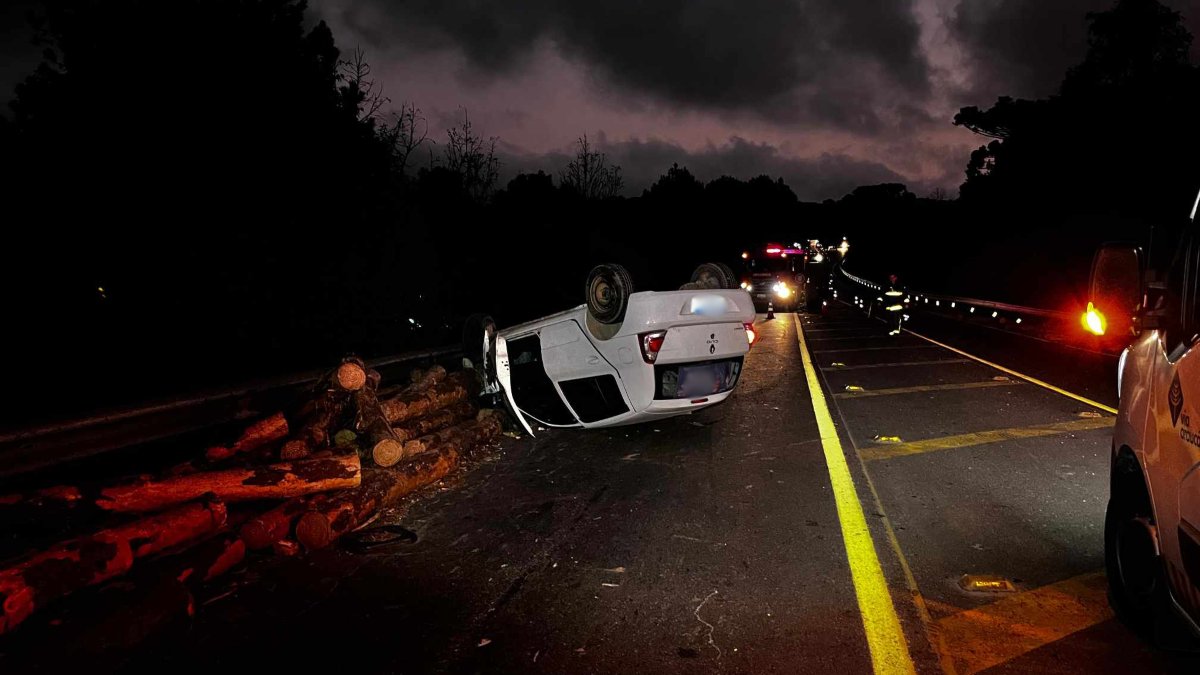 Baixa visibilidade prejudicou motorista que capotou veículo no Contorno Norte 