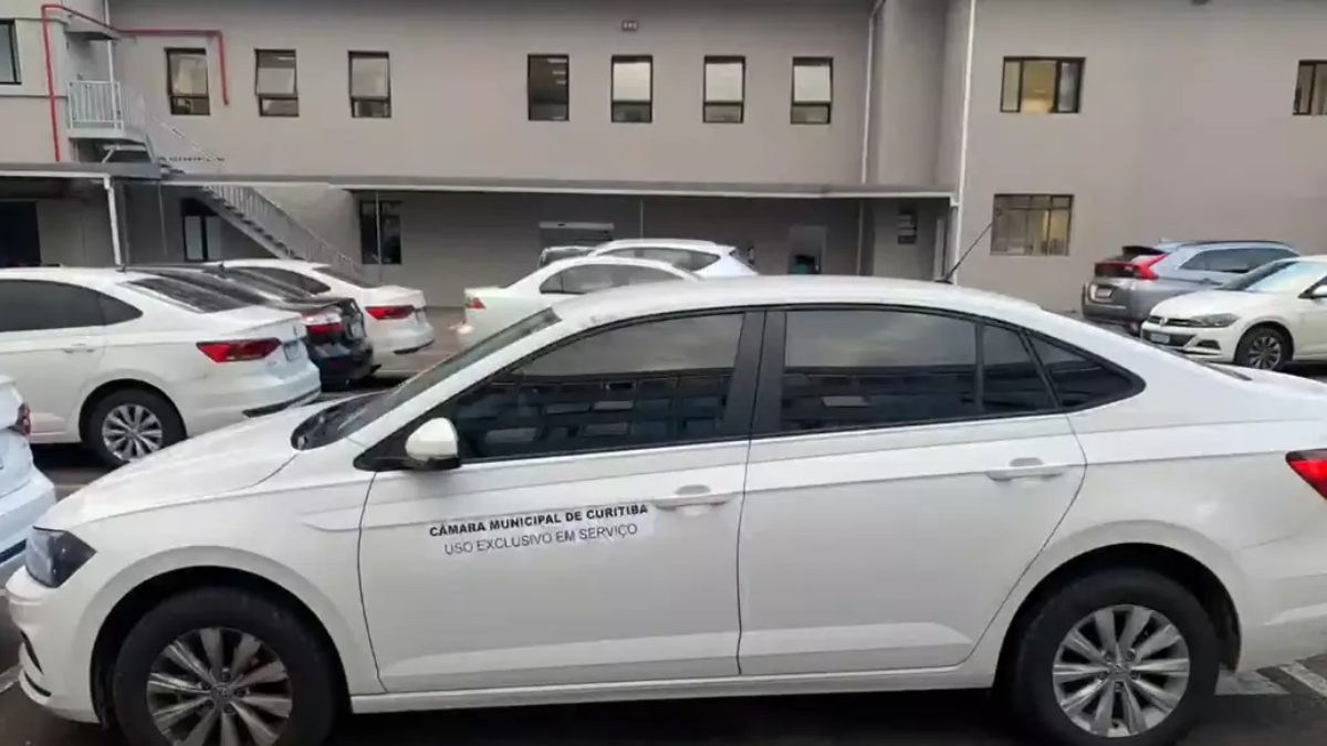 Novo adesivo nos carros da câmara de Curitiba é destaque no RIC Notícias Opinião