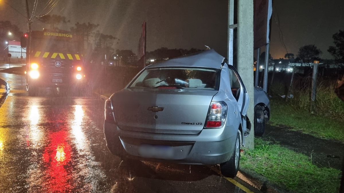 Carro de casal ficou com a lateral destruída após acidente no Pinheirinho