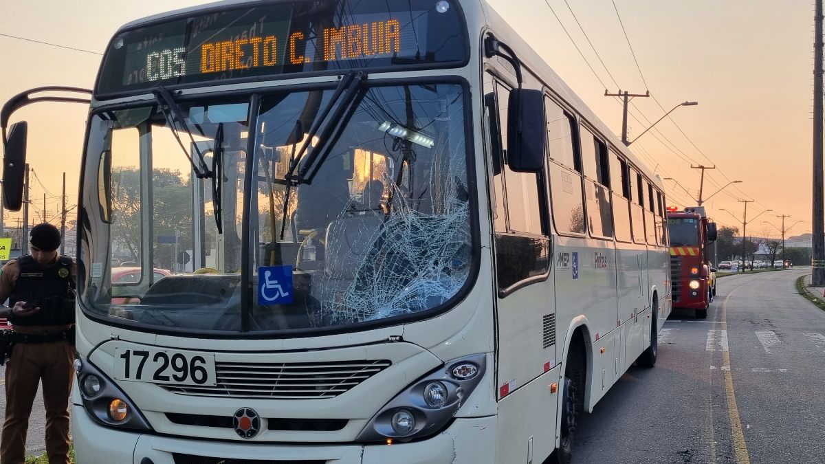 Acidente entre ciclista e ônibus aconteceu na Avenida Presidente Afonso Camargo, em Curitiba 