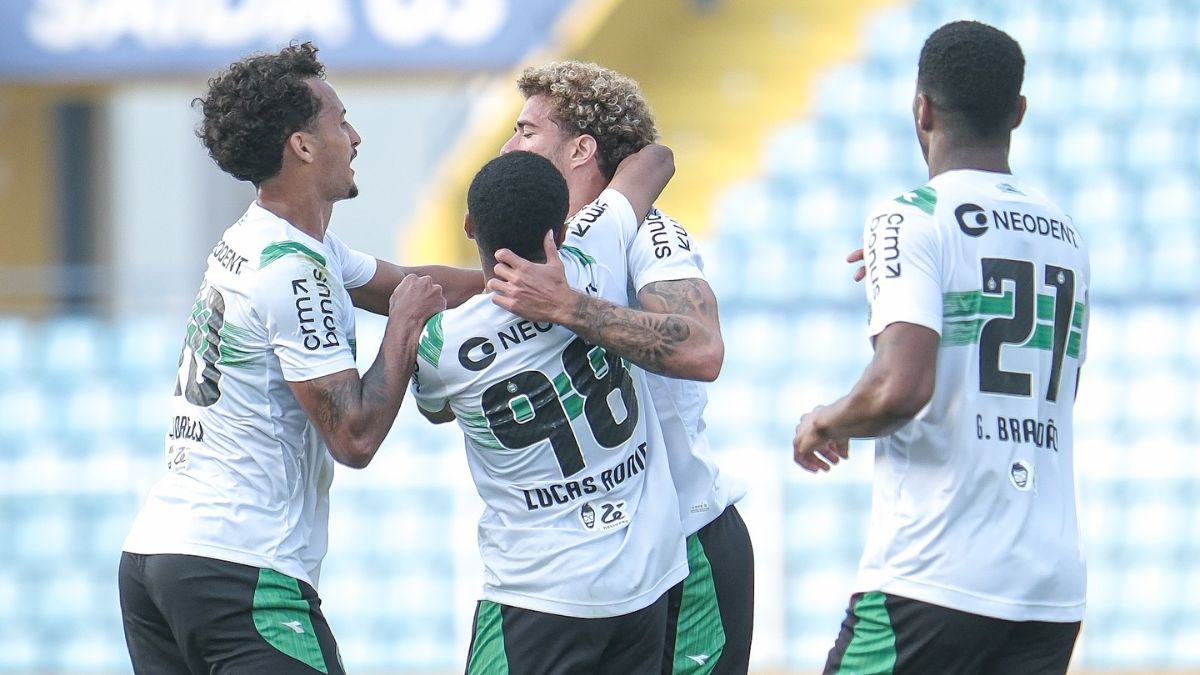 Figueiredo comemora o gol em Brusque x Coritiba, pela Série B 2024