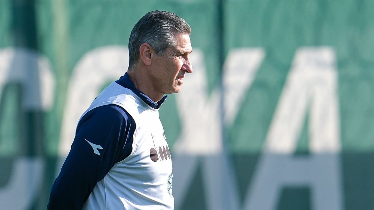 Técnico do Coritiba, Jorginho, em treino no CT da Graciosa