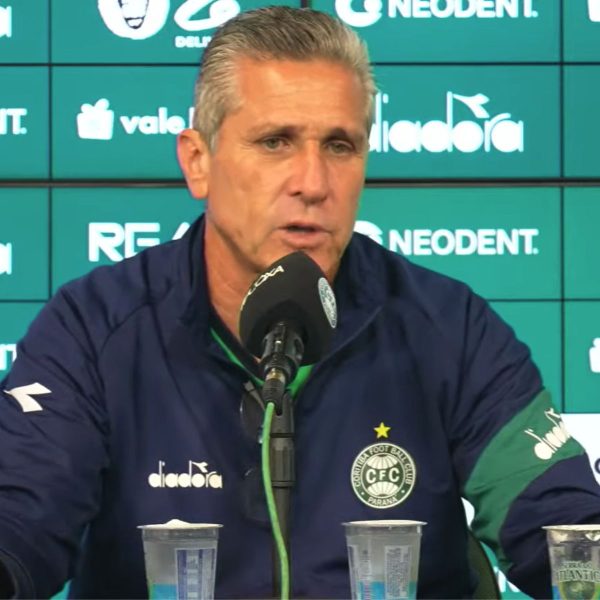 Técnico do Coritiba, Jorginho, em treino no CT da Graciosa