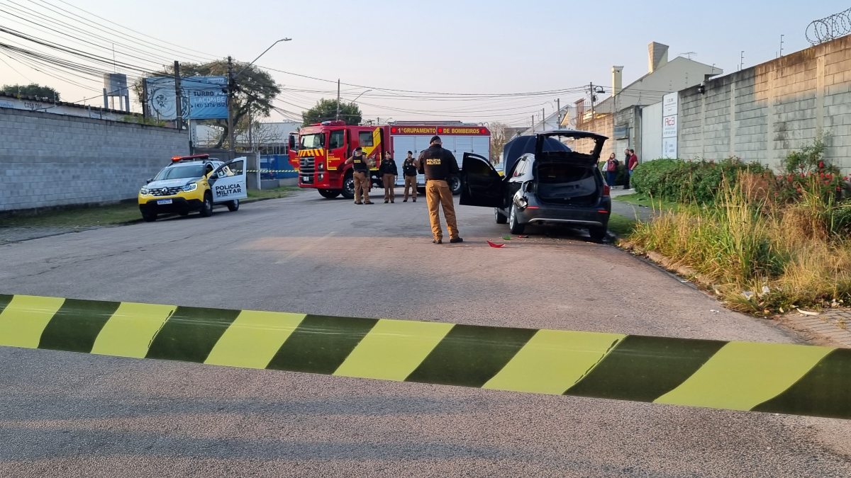 Corpo é encontrado em porta-malas de carro abandonado no bairro Hauer, em Curitiba