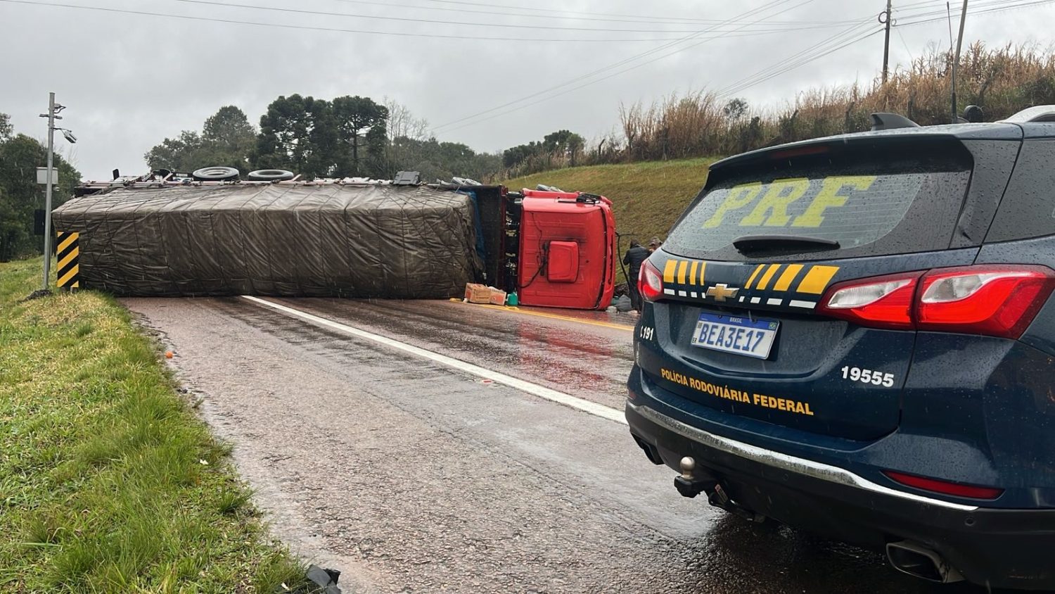 Caminhão com carga de maçãs tomba e interdita BR-116 no Paraná