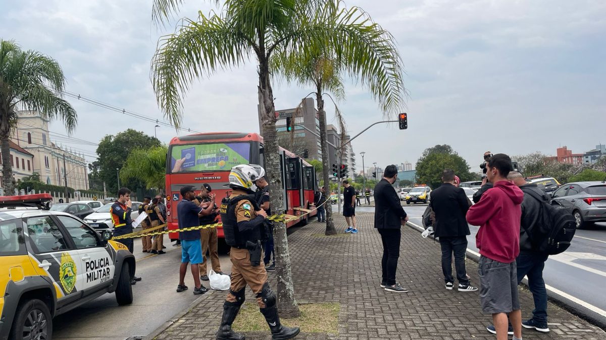 Estudante de enfermagem é morto a facadas em biarticulado em Curitiba durante assalto. Suspeito fugiu do local.