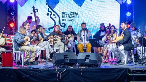 Foliões pulando carnaval em Curitiba