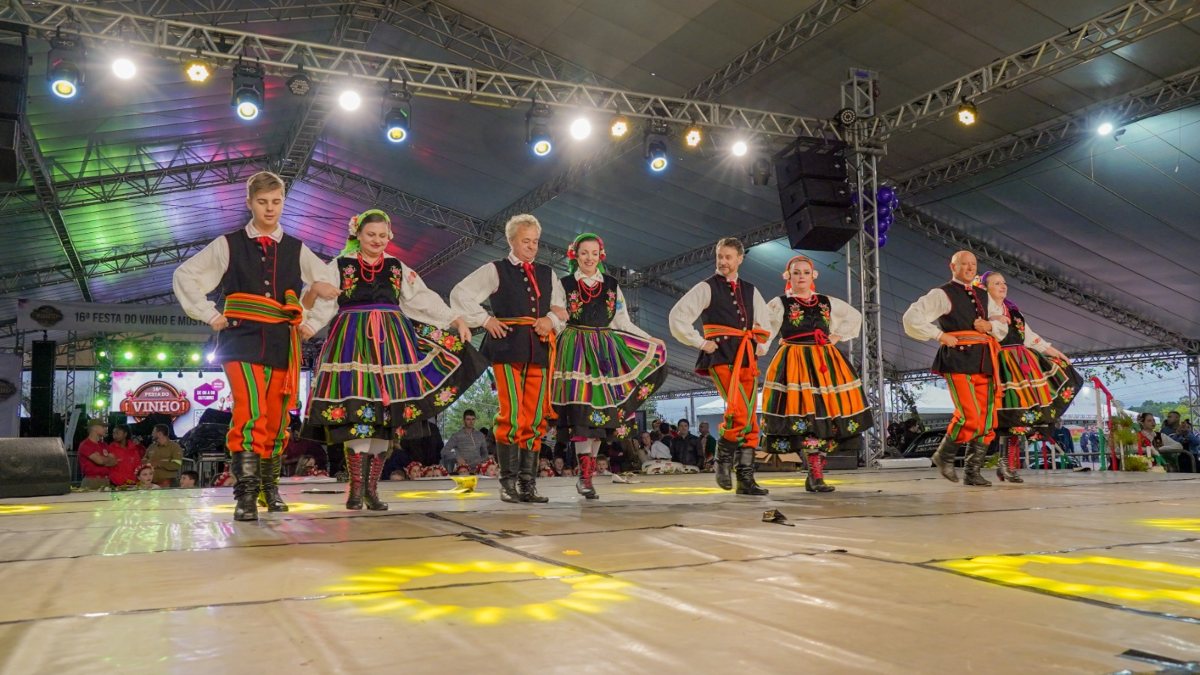 Apresentações artísticas também movimentam a 17ª Festa do Vinho