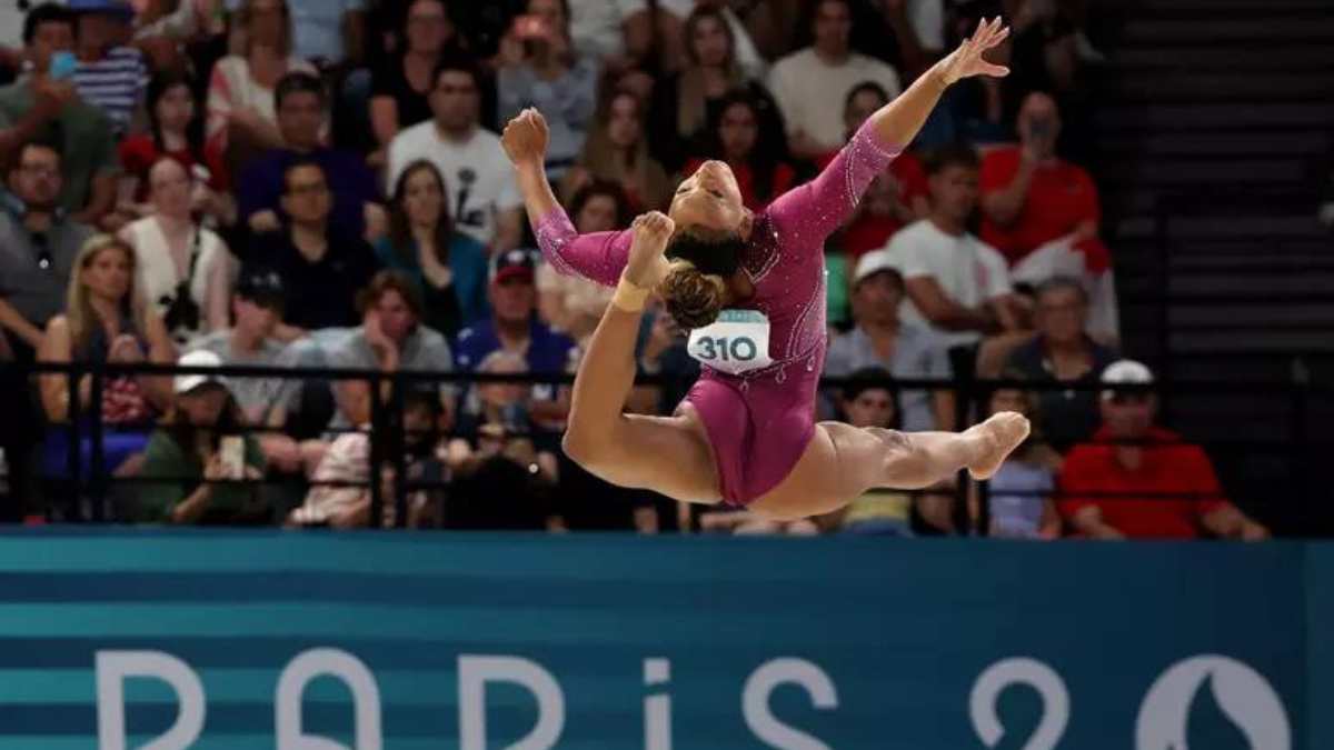 Rebeca Andrade e Simone Biles ficam fora de pódio em final da trave