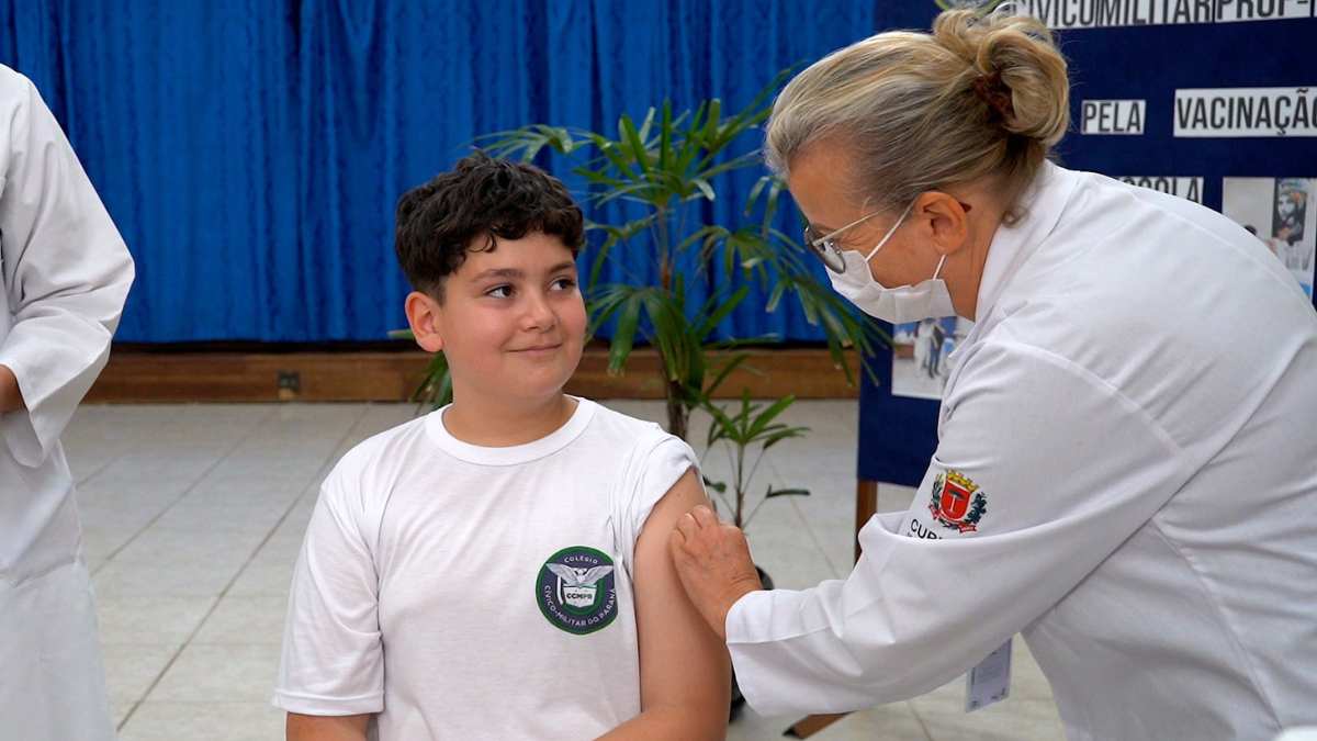 Força-tarefa de vacinação amplia cobertura vacinal em estudantes do Paraná