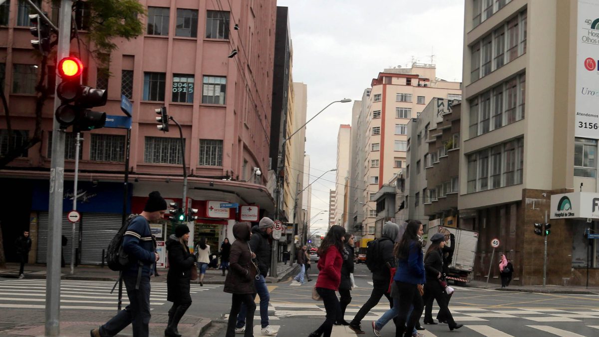 Frente fria atinge o Paraná e deve derrubar as temperaturas; veja quando
