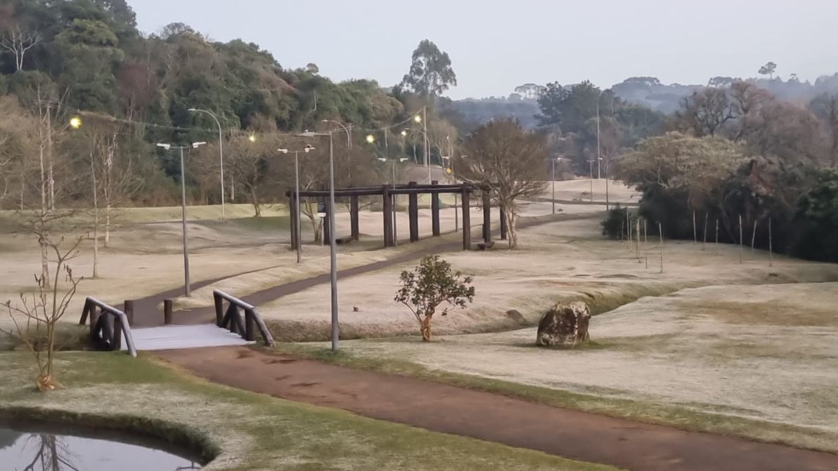 Gramado do Parque Tanguá ficou coberto de geada 