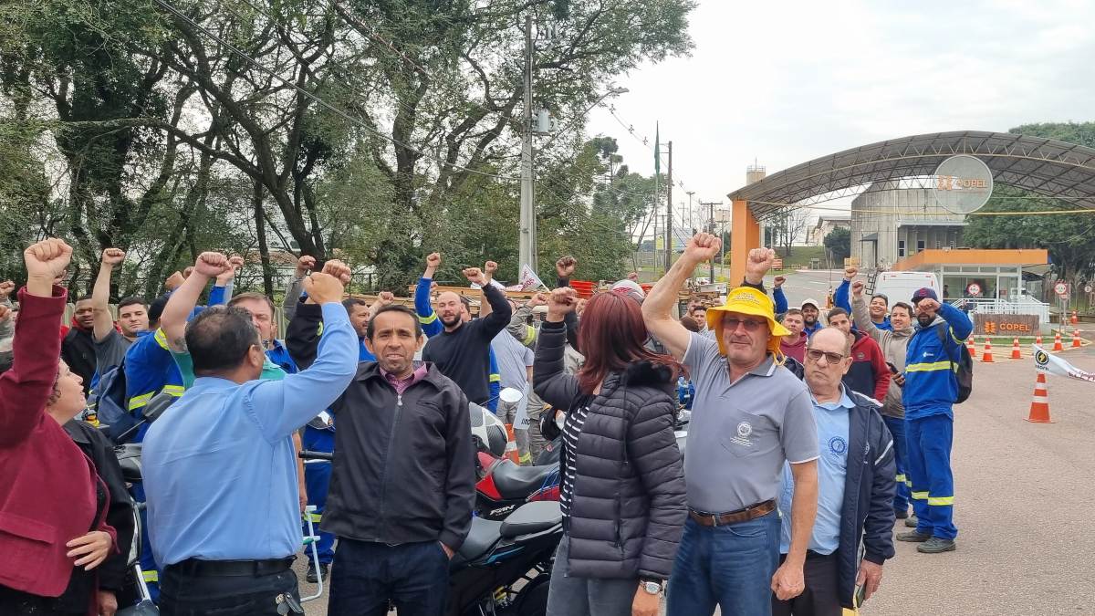 Funcionários de empresas que prestam serviços à Copel entraram em greve, por tempo indeterminado, na manhã desta quinta-feira (8). A mobilização teve início em Curitiba, com um protesto em frente à sede da Copel no bairro Atuba. Os trabalhadores pedem uma reposição salarial acima da proposta pelo sindicato patronal. O movimento, no entanto, não deve afetar os serviços da empresa de energia elétrica.