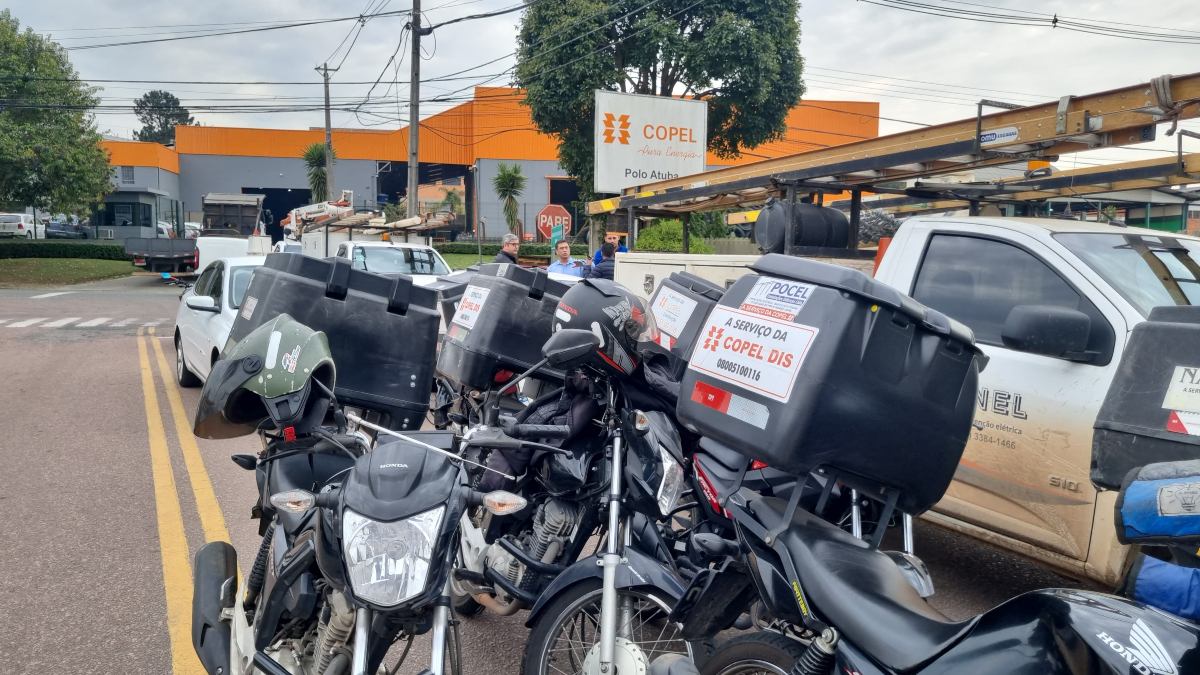 Funcionários de empresas que prestam serviços à Copel entraram em greve, por tempo indeterminado, na manhã desta quinta-feira (8). A mobilização teve início em Curitiba, com um protesto em frente à sede da Copel no bairro Atuba. Os trabalhadores pedem uma reposição salarial acima da proposta pelo sindicato patronal. O movimento, no entanto, não deve afetar os serviços da empresa de energia elétrica.