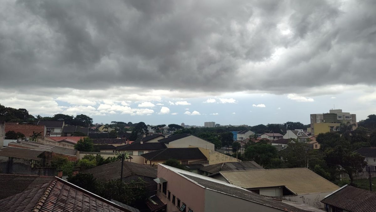 Calorão dá lugar pra chuva em Curitiba nesta sexta (23)