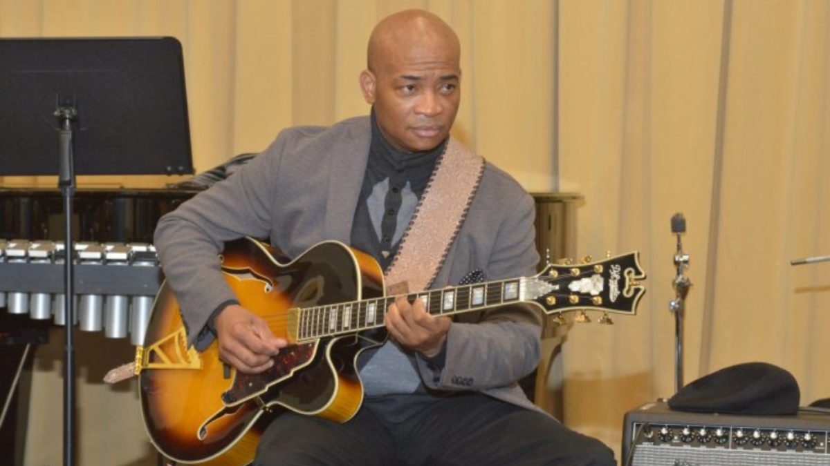 O guitarrista Russell Malone morreu na sexta-feira, 23, aos 60 anos, vítima de um ataque cardíaco, em Tóquio, no Japão, logo após uma performance no Blue Note. O artista fazia parte de um trio com o pianista Donald Vega e o baixista Ron Carter, que comunicou sua morte por meio das redes sociais, na segunda-feira, dia 26.