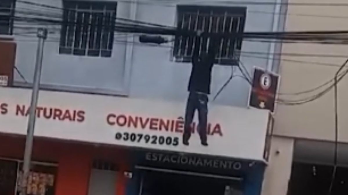 Homem é flagrado pendurado em fiação tentando roubar cabos