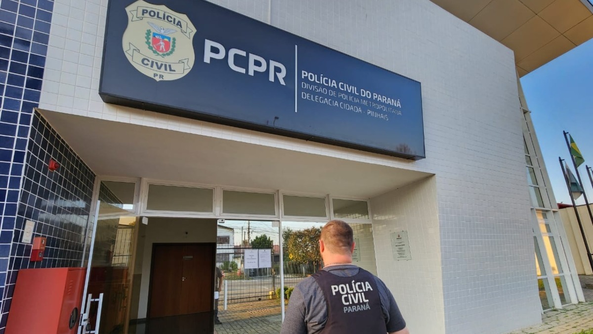 A Polícia Civil do Paraná (PCPR) prendeu, na quinta-feira (29), um homem suspeito de abusar sexualmente da ex-mulher. De acordo com a polícia, ele também é investigado pelos crimes de ameaça, injúria contra a vítima e satisfação de lascívia mediante a presença da filha dela, de dois anos.