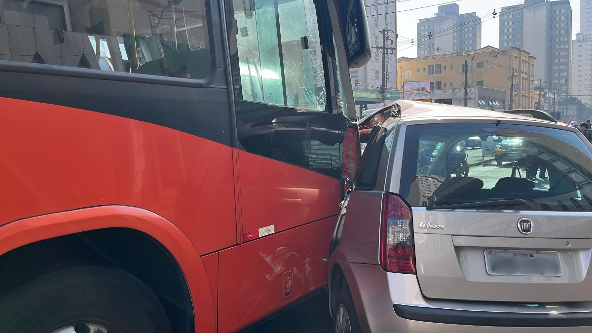 Um idoso ficou gravemente ferido após um acidente entre um carro e um ônibus biarticulado, no Centro de Curitiba, na manhã desta segunda-feira (19). De acordo com as informações da Guarda Municipal de Curitiba (GMC), o motorista que se feriu teria furado o sinal no cruzamento da rua Alferes Poli com a avenida Sete de Setembro, sendo atingido pelo ônibus. Além dele, uma passageira do carro, também idosa, se feriu no acidente.